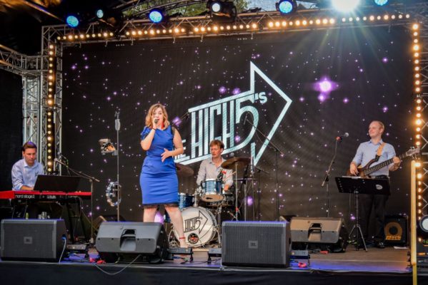 Die Band "High Fives" brachten mit klasse performten Hits die Menschen zum feiern.