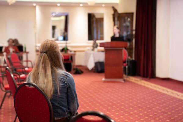 Moderner Konferenzraum bei Hahne Holding mit Präsentation und Besuchern.
