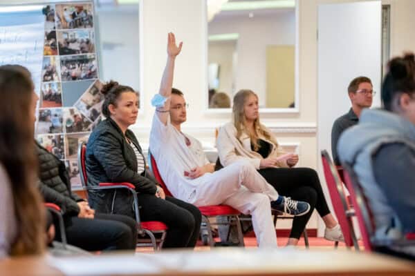 Hahne Holding, Unternehmenspräsentation, Geschäftsleitung, Teammeeting, Berufseinblicke, Networking, Innovation, Wirtschaft, Innovation, Weiterbildung, Fachkompetenz.