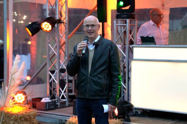 Moderner Sprecher bei Hahne Holding Veranstaltung im festlichen Rahmen.