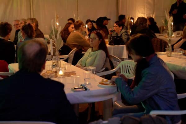 Hahne-holding-feierabend-gesellschaftliches-essen-geschlossene-veranstaltung.jpg.