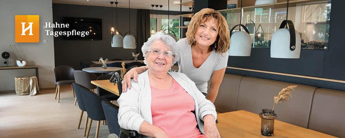 Pflegekraft und Seniorin in modernem Pflegeheim, Hahne Tagespflege, liebevolle Betreuung.