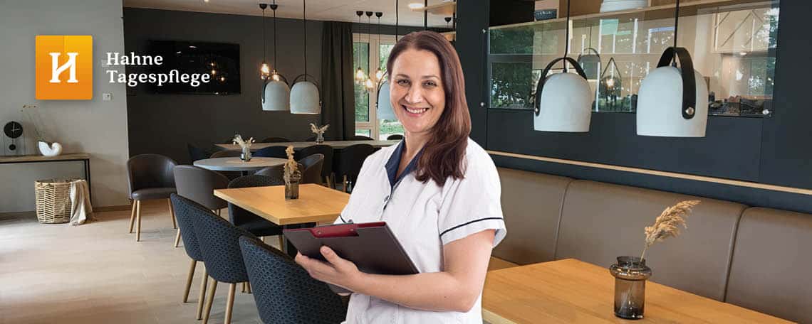 Pflegekraft in modernem Pflegeheim bei Hahne Tagespflege.
