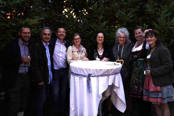 Gemütliches Beisammensein bei Hahne Holding, Business und Networking, Feier im Garten, Teamevent, Firmenkultur, Imagepflege, professionelle Veranstaltungen, Kundenbindung, Teamgeist, Eventorganisation.