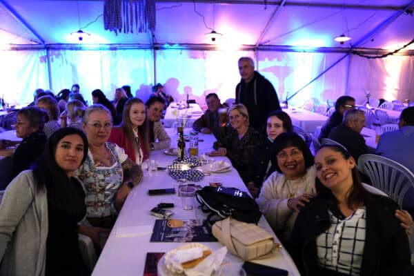 Vielfalt beim Betriebsausflug, gemeinsames Essen in einer festlich dekorierten Zeltatmosphäre.