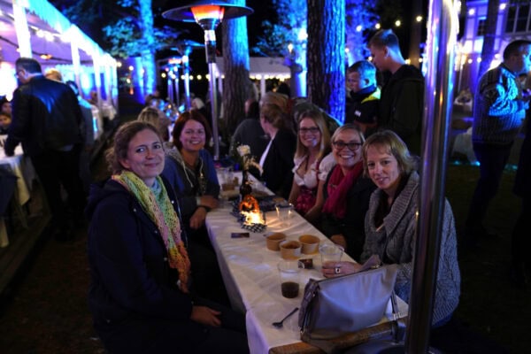 Gemütliches Abendessen bei einem Hahne Holding Event im outdoor Biergarten.
