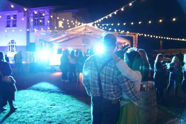 Moderner Veranstaltungsort mit Lichterketten und Musik, typisch für Events der Hahne Holding in Deutschland.