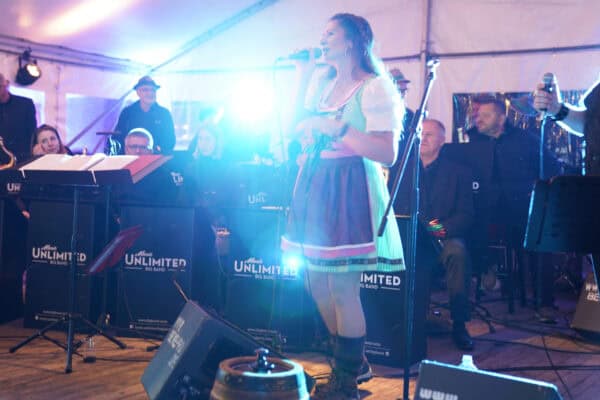 Traditionelle Musikperformance auf der Hahne Holding Veranstaltung, mit Damen in Trachten beim Singen.