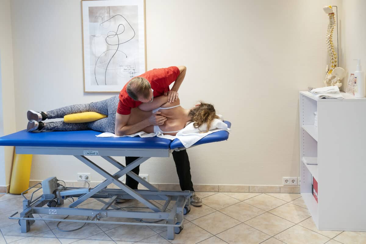 Sportunterstützung bei Physiotherapie auf Behandlungstisch.