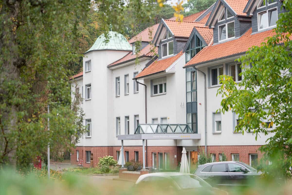 Hahne Holding Wohnanlage in Heidelberg mit moderner Architektur und grünem Ambiente.