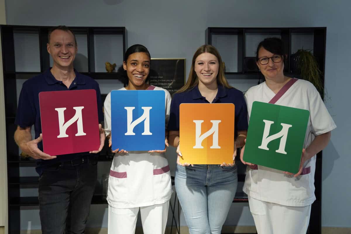 Hahne Holding Team mit bunten Icons in einem Gesundheits- oder Pflegeumfeld.