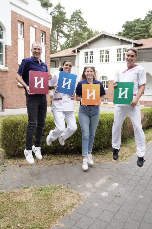 Hahne Holding, Pflegepersonal, Team, Krankenhaus, Krankenpflege, Medizinische Versorgung, Pflegekräfte, Gesundheitswesen, Teamarbeit, medizinisches Team.
