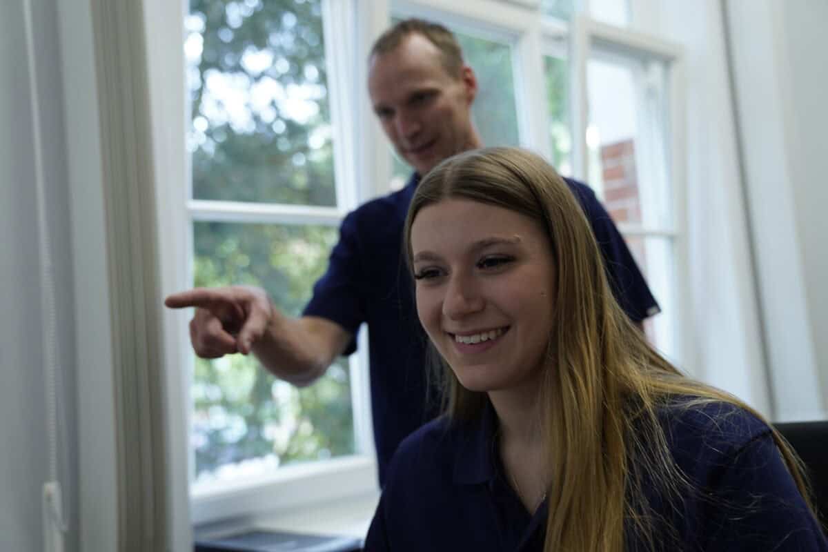 Anspruchsvolle Mitarbeiter im Gespräch bei Hahne Holding, innovative Unternehmensentwicklung in Deutschland.