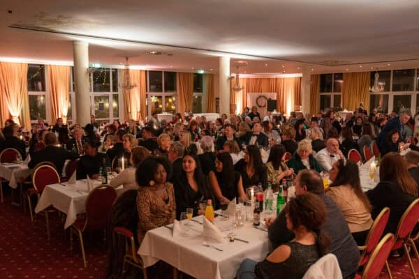 Volle Gesellschaft bei festlicher Veranstaltung im Hahne Holding Eventraum.
