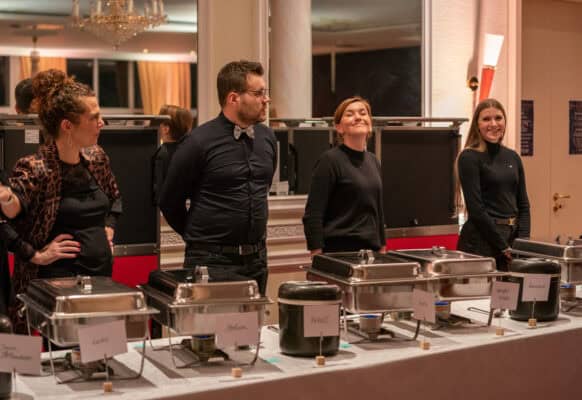 Belegschaft bei Hahne Holding bei einem Event in eleganter Atmosphäre, professionelle Teamarbeit.