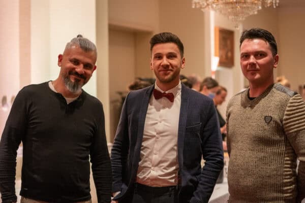 Männer bei einer Veranstaltung, Business und Netzwerk, professionelles Umfeld, Gesellschaftsveranstaltung in Deutschland.