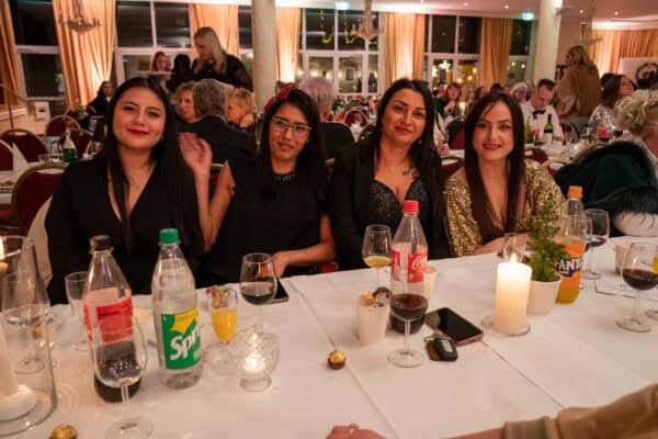 Freundliche Damen beim festlichen Event in elegantem Ambiente.