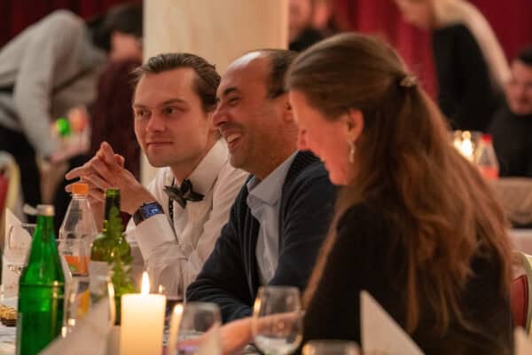 Hahne Holding, Geschäftsleute bei festlicher Veranstaltung, Networking, Business-Event, elegante Atmosphäre.