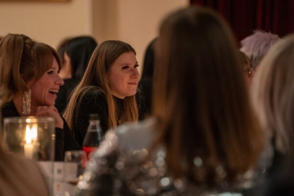 Frau beim Empfang lacht bei einem festlichen Event in der Hahne Holding.