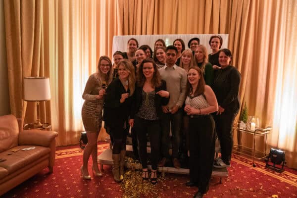 Erfolgreiche Gruppe bei Hahne Holding Teamevent in festlicher Atmosphäre.