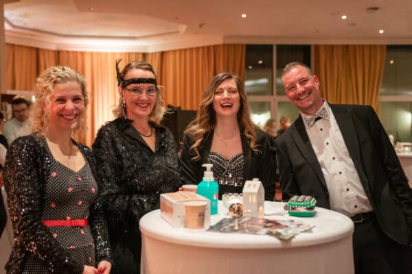 Hahne Holding Gala mit lachenden Mitarbeitern, elegante Kleidung, festliche Veranstaltung, Netzwerk, Geschäftstreffen, Team-Event, Business, Eventfoto, Firmenfeier, Corporate.