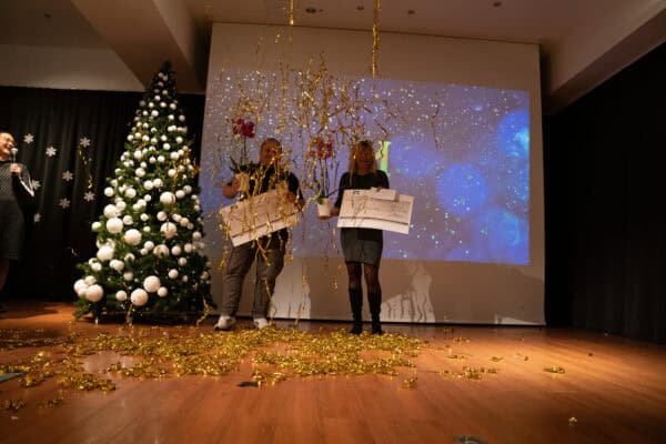 Erfolgreiche Auszeichnung bei Hahne Holding, Preisübergabe mit festlicher Atmosphäre.