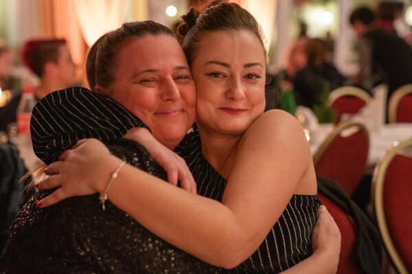 Närrisches Damen-Event, fröhliche Stimmung, Menschen feiern, festliche Atmosphäre, Hahne Holding.