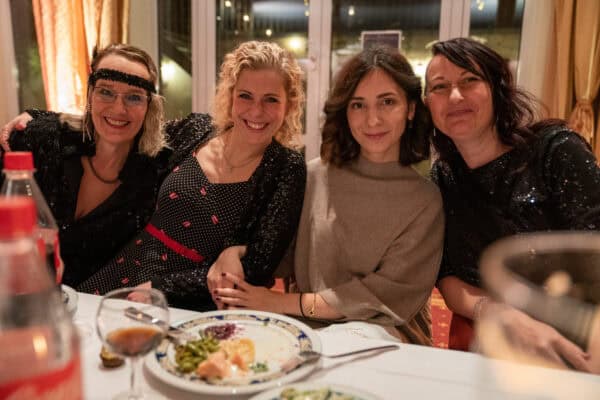 Freundinnen beim festlichen Essen, elegante Kleidung, fröhliche Stimmung, im gehobenen Restaurant, Hahne Holding Event.