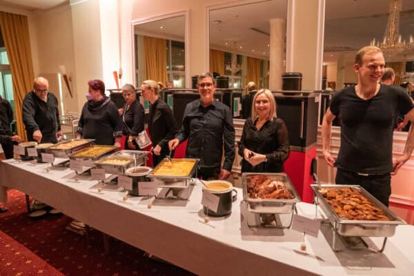 Vielfältiges Büfett bei einer Veranstaltung, Mitarbeiter der Hahne Holding servieren Essen, elegantes Ambiente in der Eventlocation.