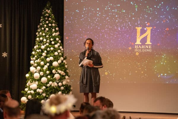2. Festliche Weihnachtsfeier bei Hahne Holding mit Baum und Show.