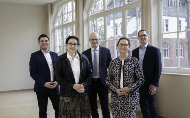 Moderne Geschäftsmannschaft bei Hahne Holding im Konferenzraum.