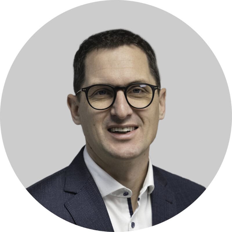 Hahne Holding Geschäftsführer in Business-Meeting mit Fokus auf Unternehmensführung und Innovation.