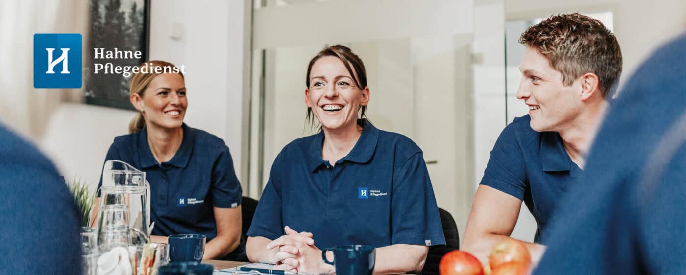 Pflegepersonal im Meeting bei Hahne Holding, freundliche Teamarbeit in der Pflegebranche, Pflegezentrum.