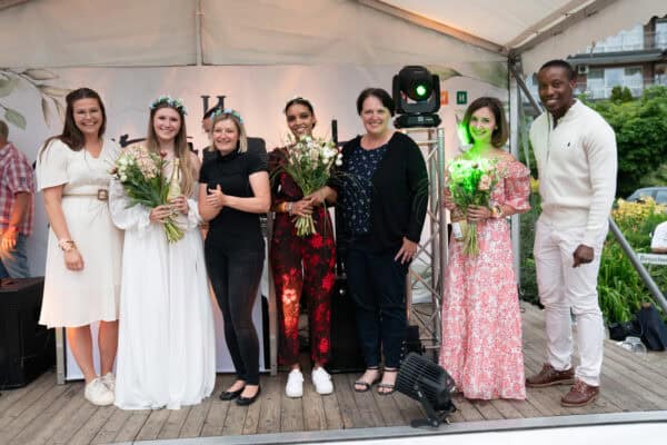 Menschen feiern beim Event im Zelt, mit Blumen und festlicher Kleidung, im Rahmen der Hahne Holding Veranstaltung.