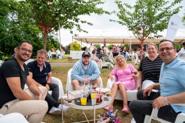 Entspanntes Sommerfest mit Familie und Freunden im Grünen bei Hahne Holding.