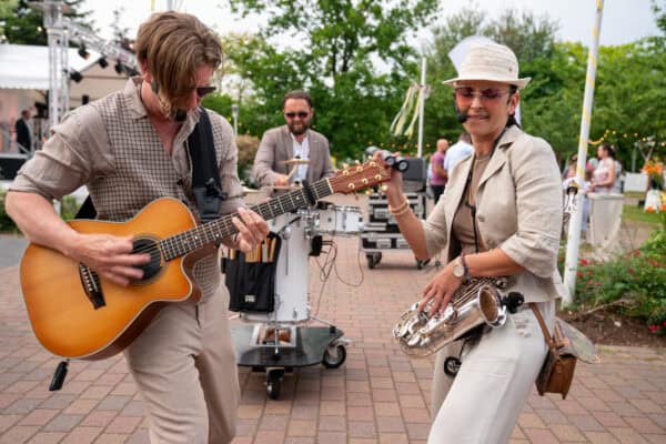 Eingängige Musikdarbietung bei einem Event im Freien in Deutschland.