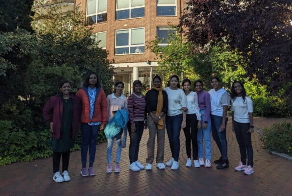Vielfältige Gruppe junger Frauen vor Hahne Holding Gebäude in Berlin.