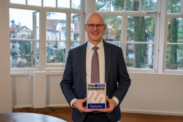 Innovativer Geschäftsmann hält Auszeichnung von Hahne Holding für Top-Unternehmen 2024 in Deutschland.