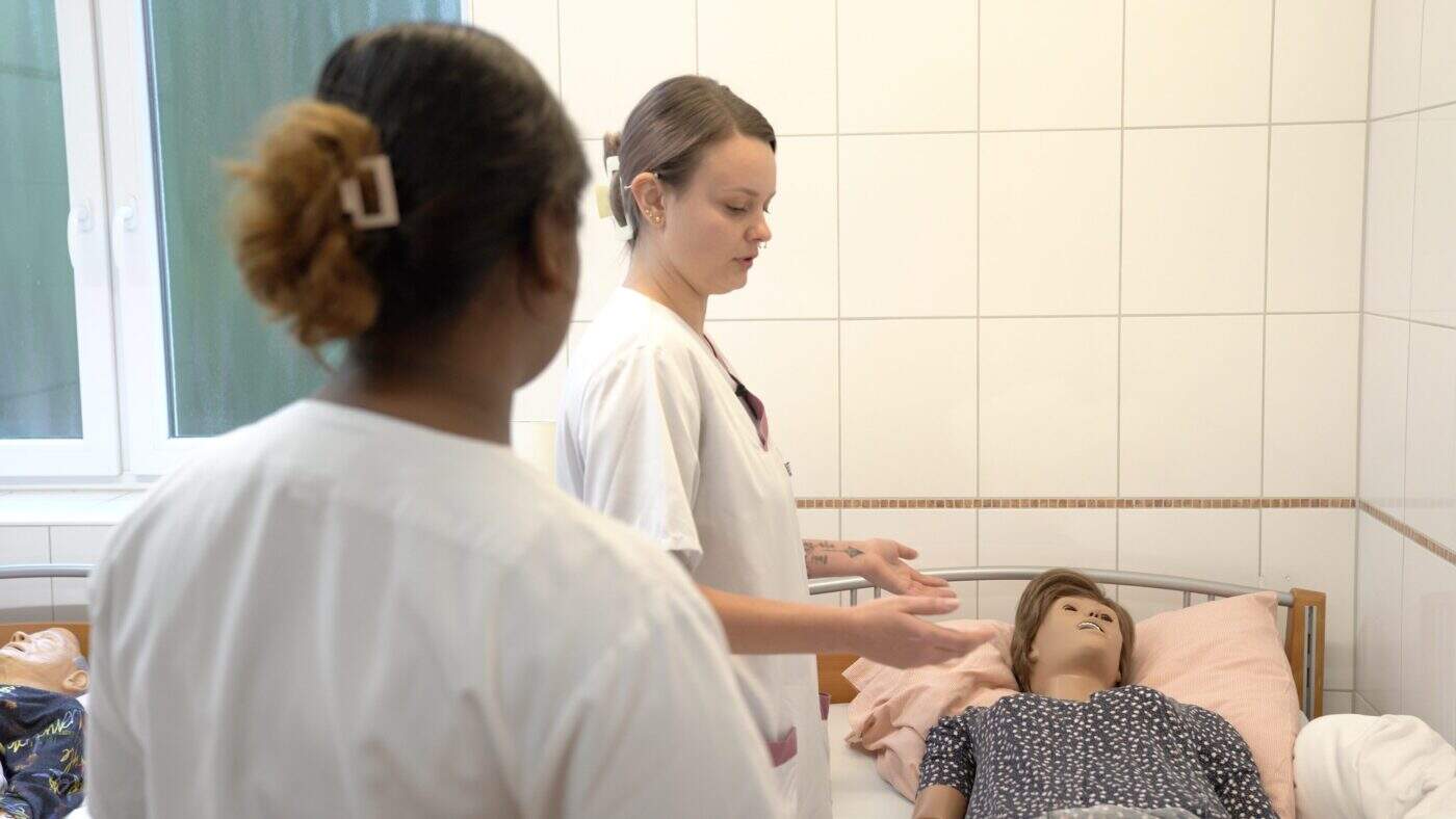 Pflegekräfte im Austausch bei Patienten im Krankenhaus, medizinische Versorgung, Pflegepersonal, Patientenschutz.