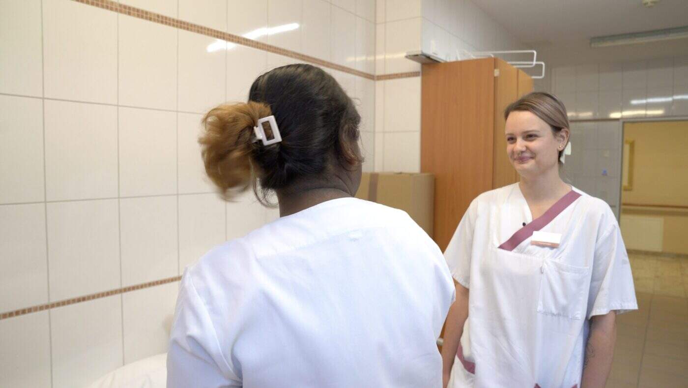 Freundliches Pflegepersonal im Krankenhaus, Pflegekraft im Gespräch, medizinische Betreuung, Krankenpflege, Gesundheitswesen, Pflegearbeit.