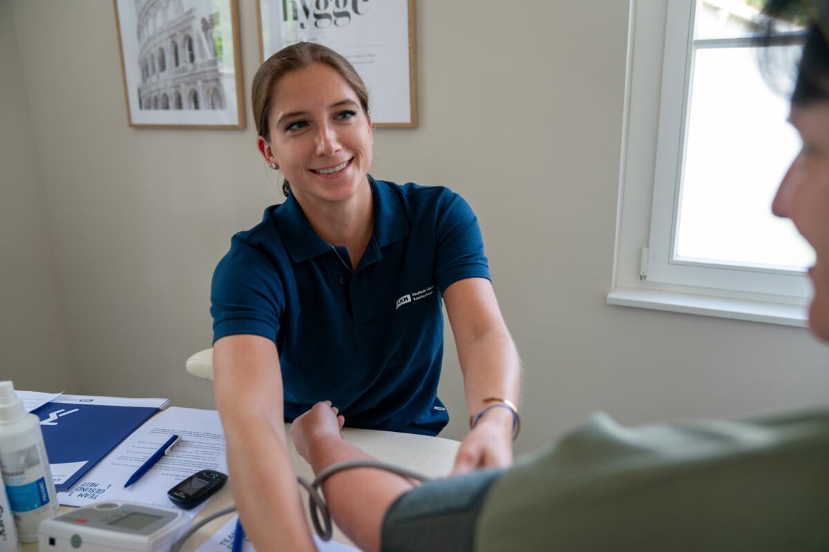 Blutspenden bei Hahne Holding, freundliche Mitarbeiterin beim Sammeln von Blutproben in Modernem Testzentrum.