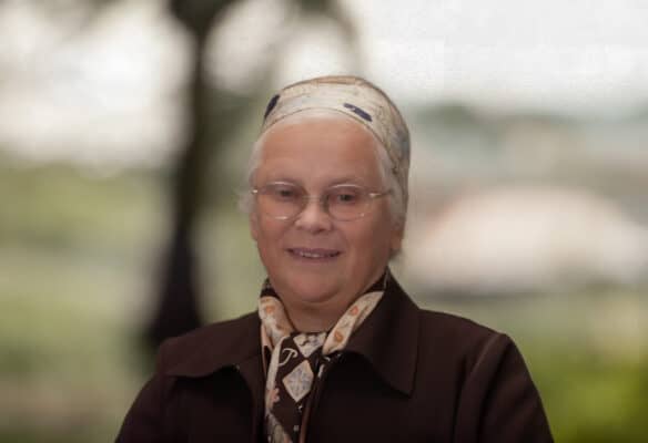 Hahne Holding, Frau im Business-Look, professionelle Leitung, Corporate Business, Expertin, Kompetenz, Unternehmensführung, Erfolg, Mitarbeiter, Seriosität.