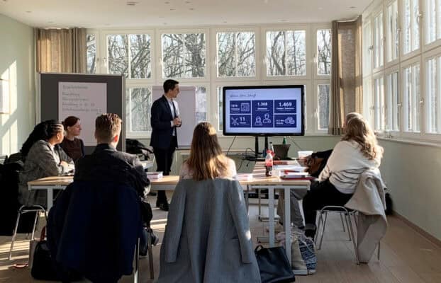 Innovative Unternehmenspräsentation bei Hahne Holding, modernes Meeting mit Präsentation, Teamarbeit, Geschäftsstrategie, Wachstum und Innovation.