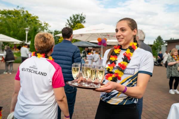 Getränke-Ausgabe beim Fan-Event mit Deutschland-Fahnenketten für sportliches Fan-Erlebnis.