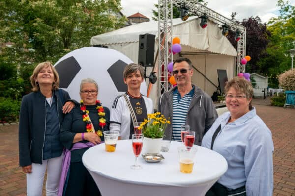 Deutsche-firmen-hahne-holding-fest-event-mitarbeiter-menschen-deutschland.