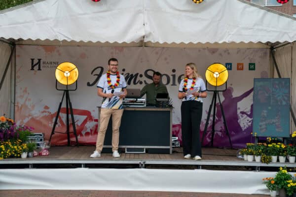 Geladene Gastgeber bei einem Event auf einer Bühne der Hahne Holding.