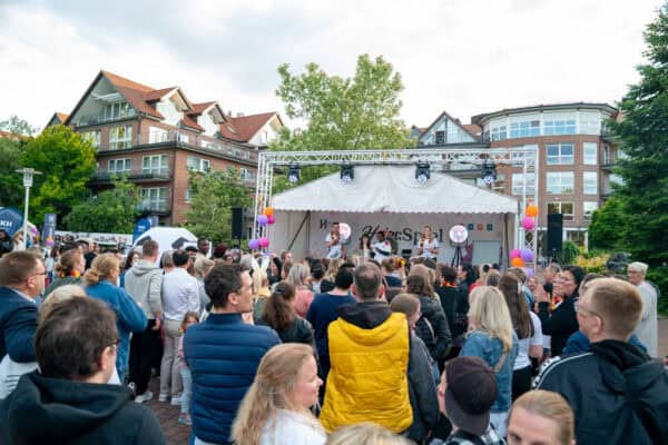 Bühne mit Live-Performance bei Hahne Holding Event, outdoor Veranstaltung, Menschenmenge beim Festival, Sommerfeier, Gemeinschaft.