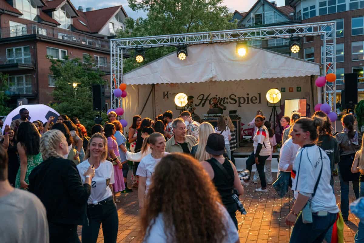 Eventliche Feier auf dem Hahne Holding Firmengelände mit Bühne, Musik und Tanz.