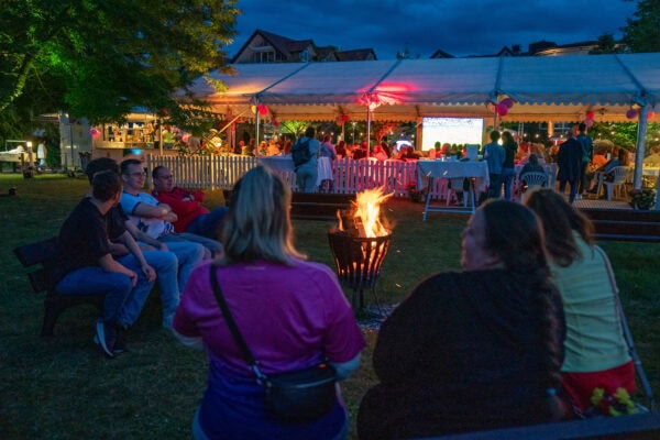 Gemütliches Event im Freien mit Grill, Feuerstelle und Zelt beim Hahne Holding.
