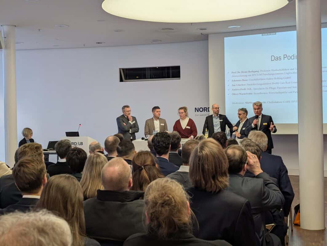 Innovatives Paneldiskussion bei Hahne Holding auf einer Fachveranstaltung in einem modernen Konferenzraum.